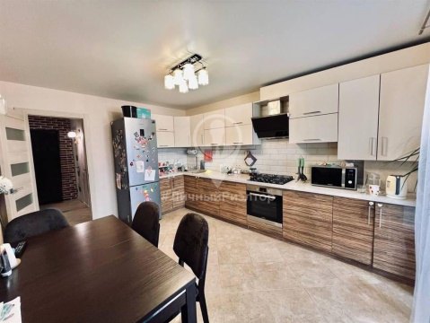 2-к квартира, 10/11 эт., 77м²